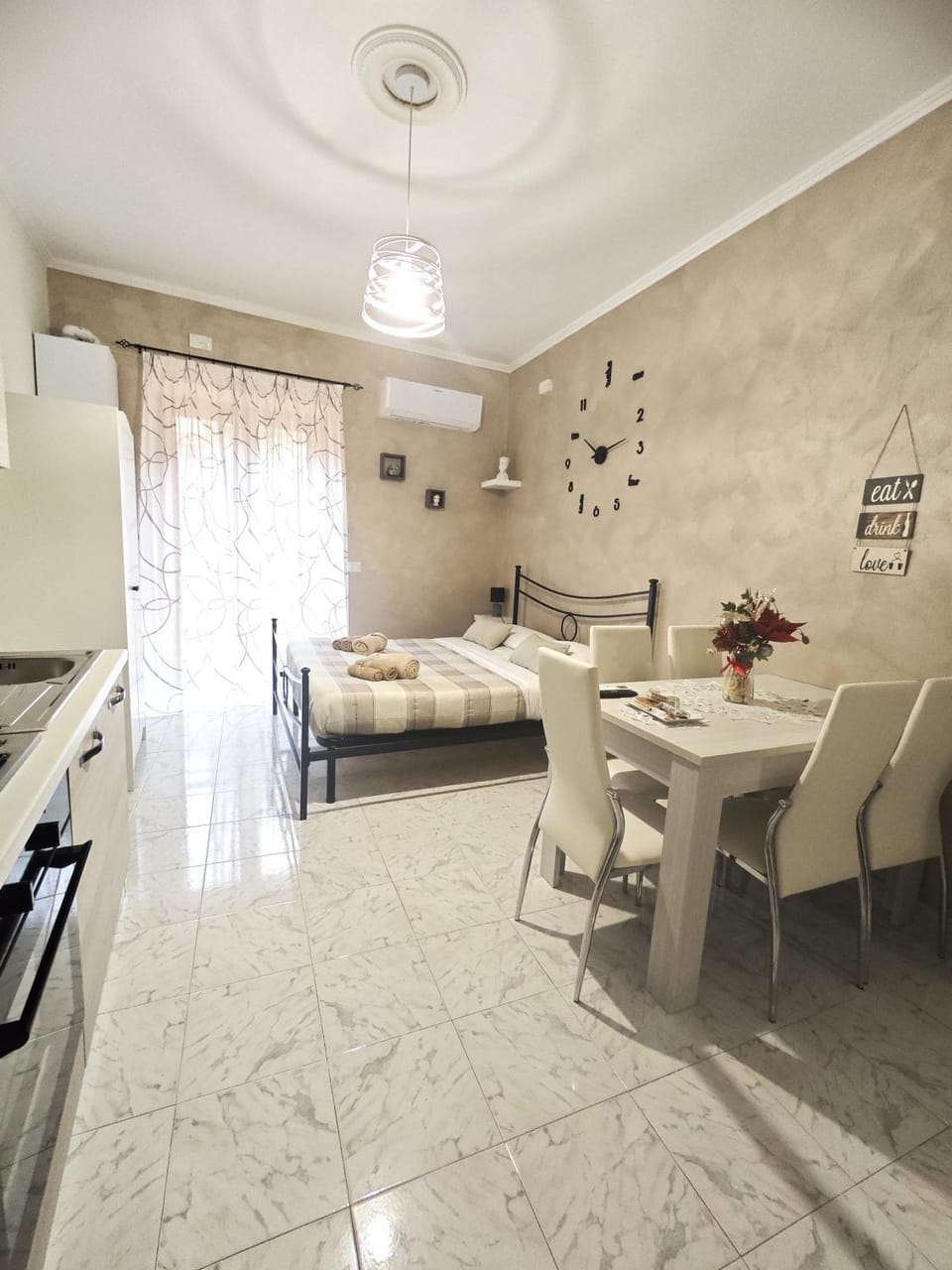 Bed, TV and multimedia, Coffee/tea facilities, Kitchen or kitchenette, Photo of the whole room, Dining area, Bedroom, heating, oven, stove, wardrobe, kitchen, air conditioner