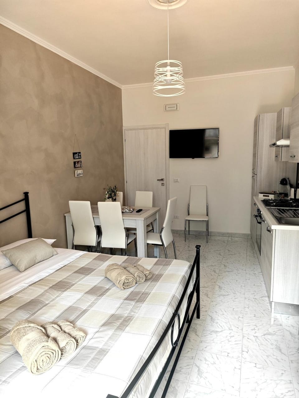 Bed, TV and multimedia, Coffee/tea facilities, Balcony/Terrace, Dining area, Bedroom, heating, oven, stove, wardrobe, kitchen, air conditioner