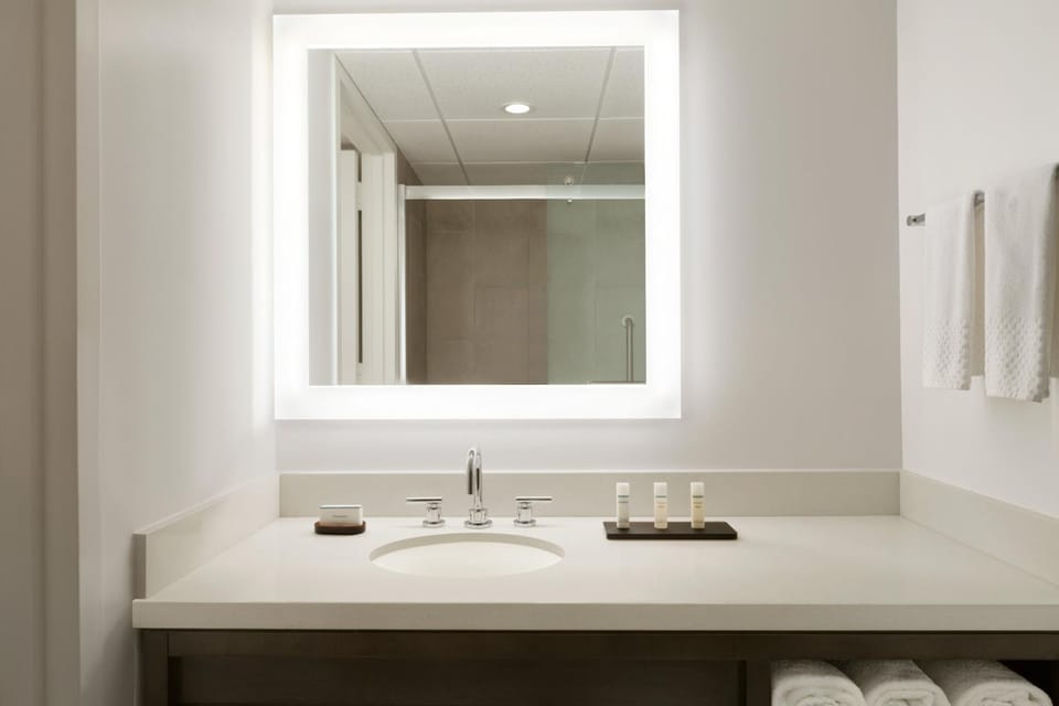 Modern Two-Room Suite with Gym and Pool Apartment in Boca Raton