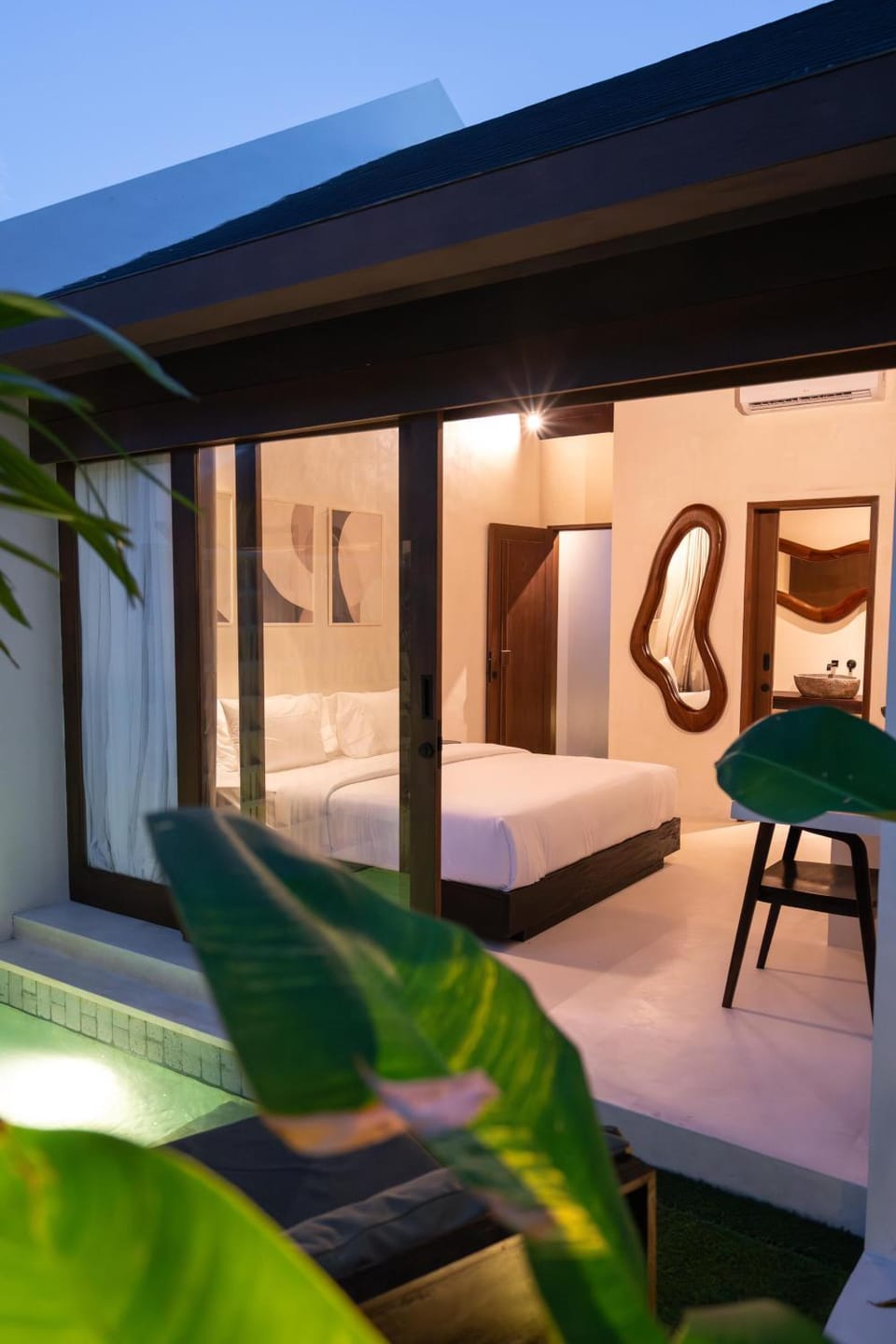 Bed, Bedroom, Swimming pool
