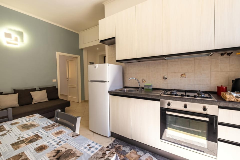 Kitchen or kitchenette, Dining area, dishwasher, oven, stove