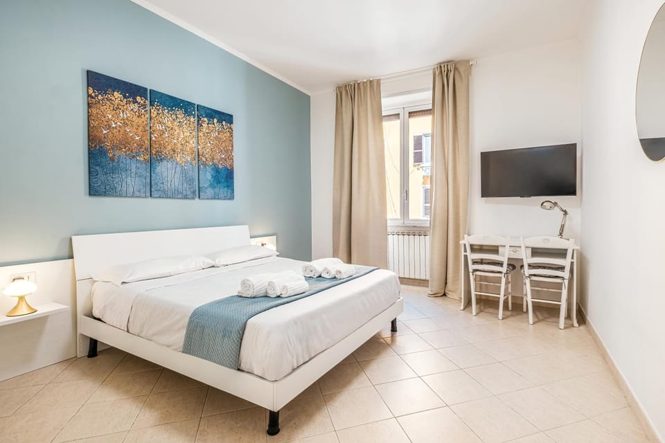 Bed, TV and multimedia, Photo of the whole room, Bedroom