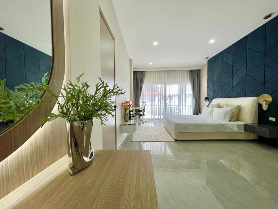 Bed, Living room, Photo of the whole room, Seating area, Bedroom