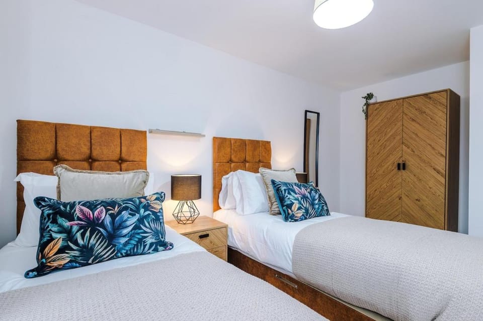 NEW! Presented by LTJ Prime Key Properties, Driveway Parking, Free WiFi House in Warrington