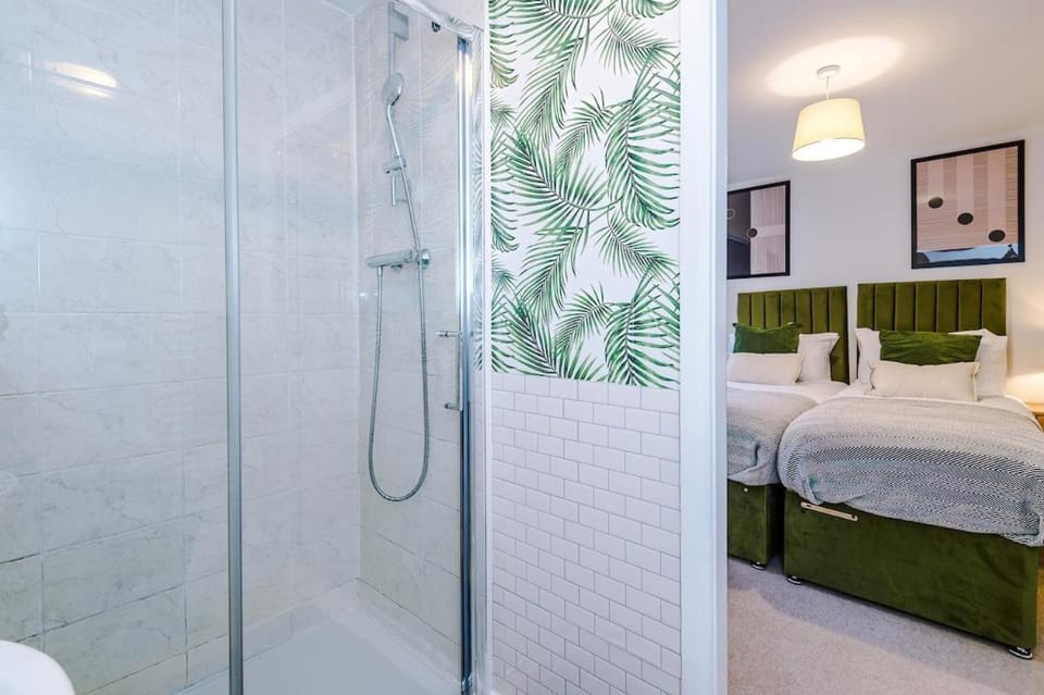 NEW! Presented by LTJ Prime Key Properties, Driveway Parking, Free WiFi House in Warrington