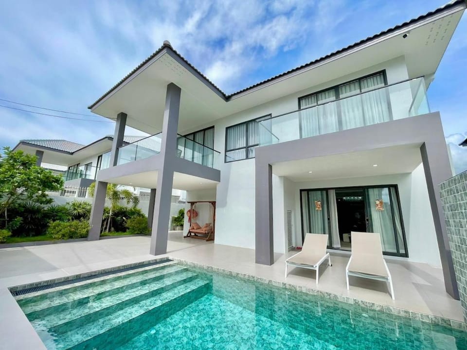 Property building, Patio, Day, Pool view, Swimming pool, sunbed