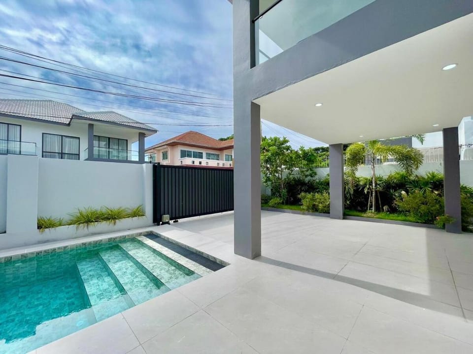 Property building, Day, Garden, Garden view, Pool view, Swimming pool