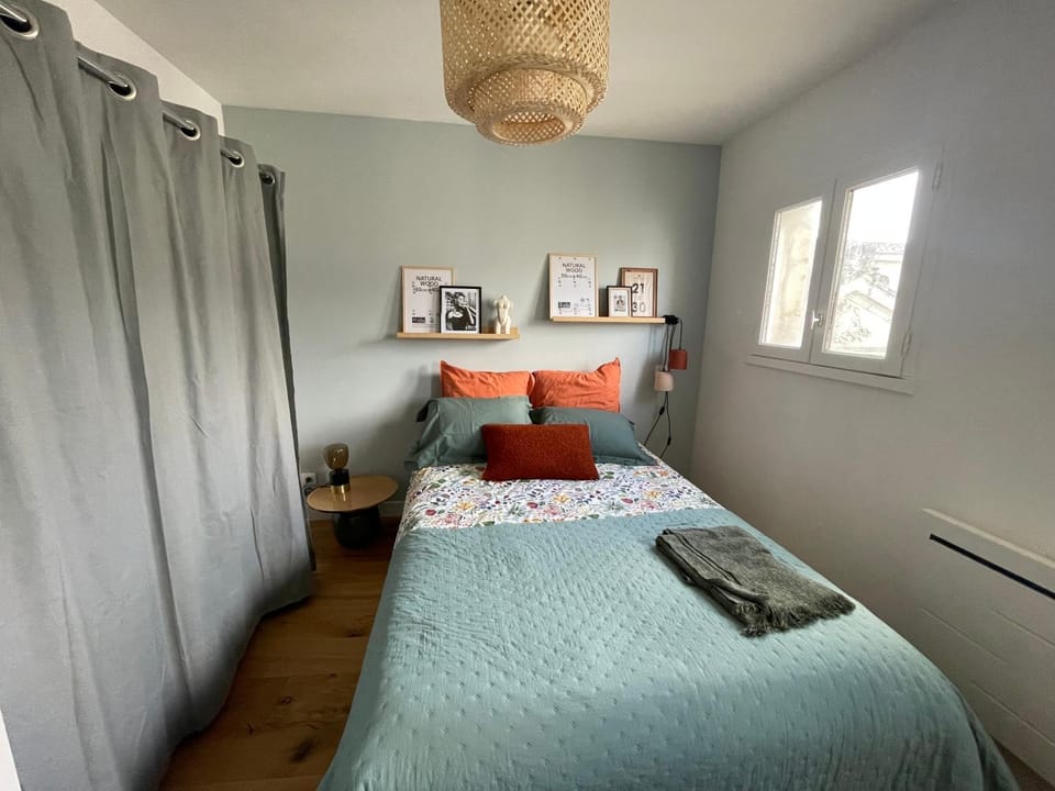Bed, Photo of the whole room, wardrobe