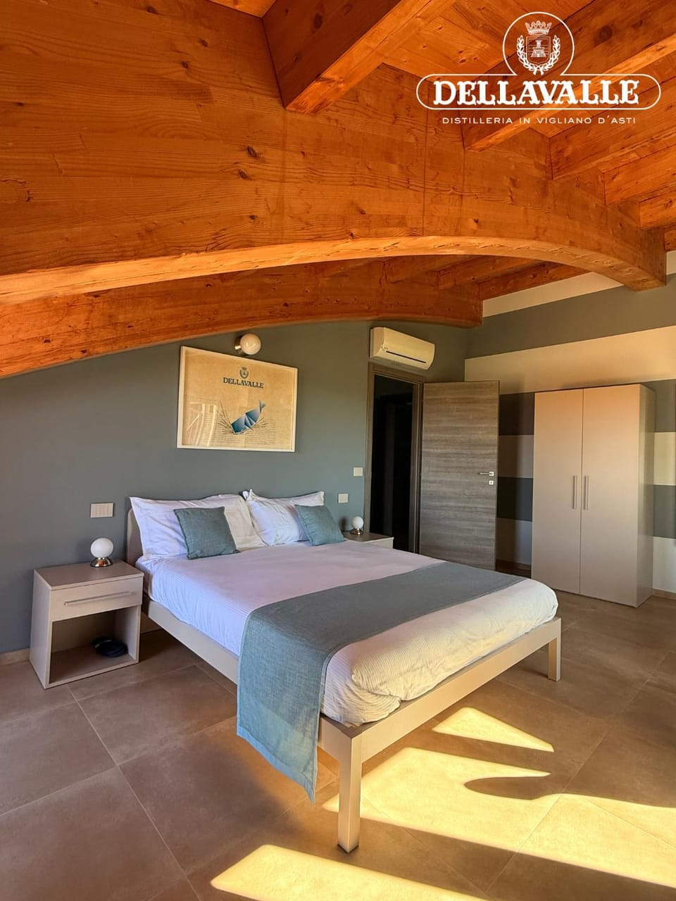 Photo of the whole room, Bedroom, towels