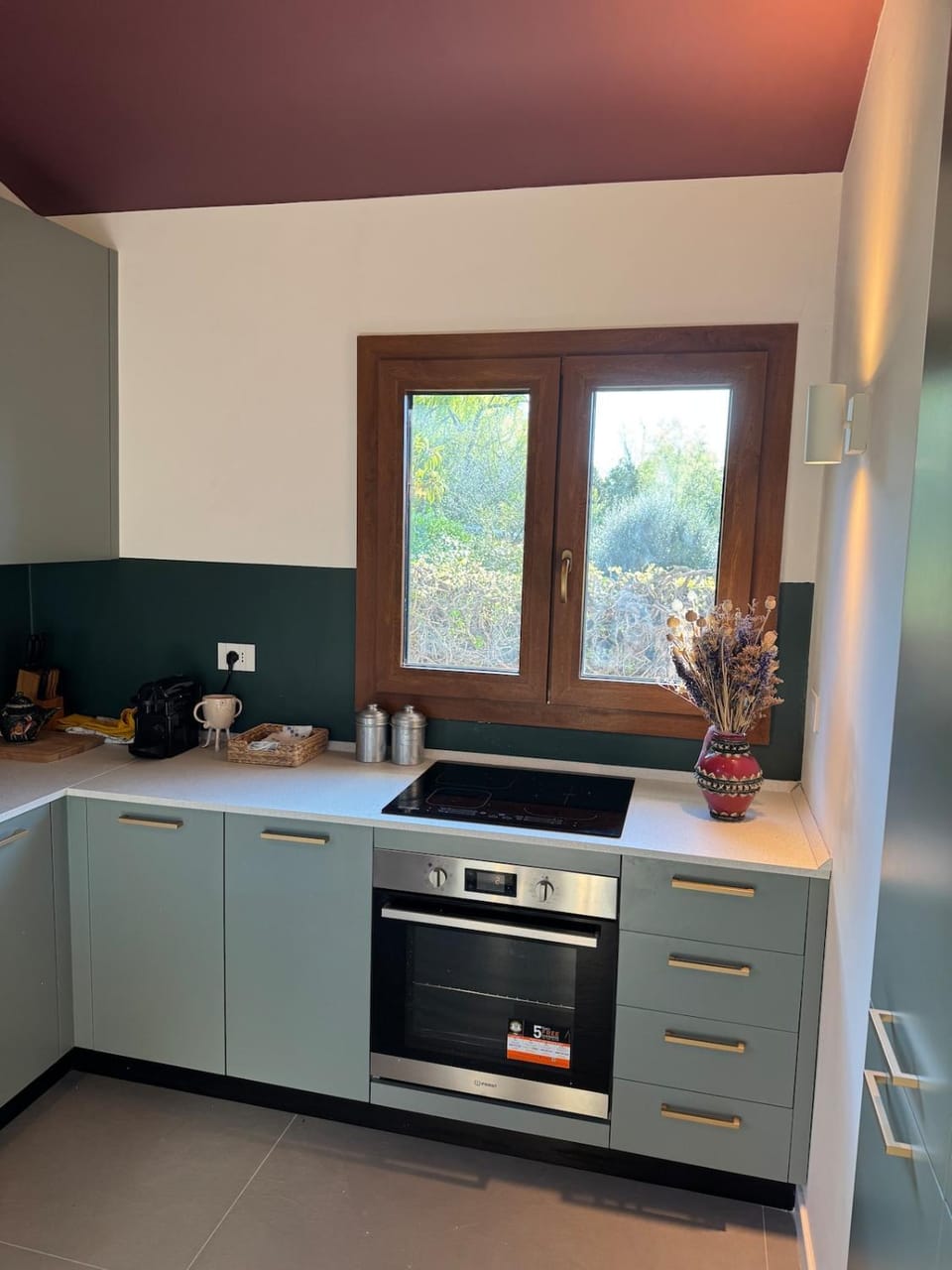 Kitchen or kitchenette, minibar, oven, stove