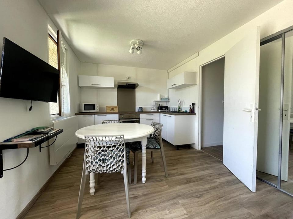 Jardin, vue montagnes, animaux OK, draps inclus Apartment in Nouvelle-Aquitaine
