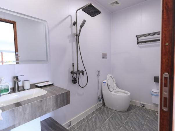 Shower, Toilet, Bathroom, towels