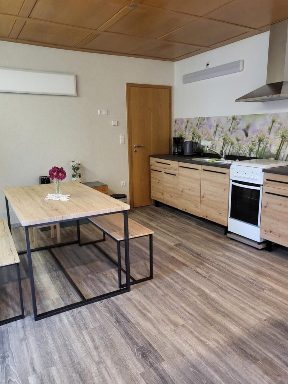 Kitchen or kitchenette, Living room, Seating area, Dining area, stove