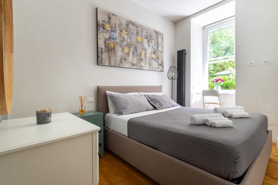Photo of the whole room, Bedroom, towels