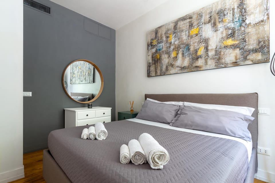 Photo of the whole room, Bedroom, towels