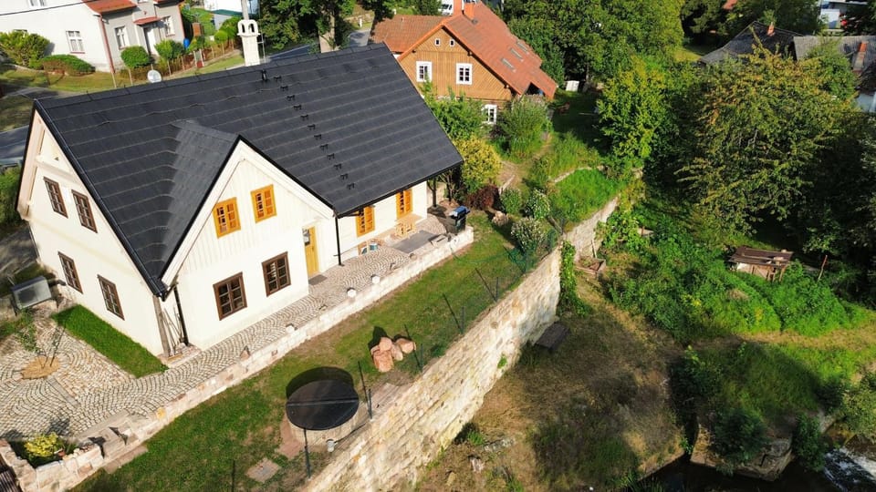 Slunečná roubenka u splavu House in Czechia