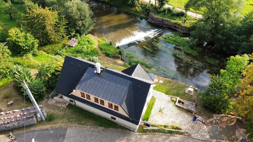 Slunečná roubenka u splavu House in Czechia