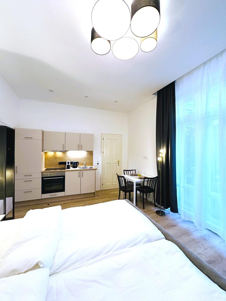 Bed, Kitchen or kitchenette, Photo of the whole room, Dining area, stove