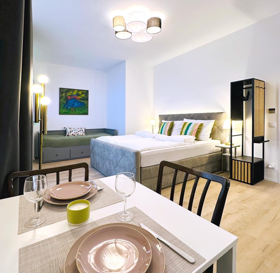 Bed, Photo of the whole room, Dining area, Bedroom