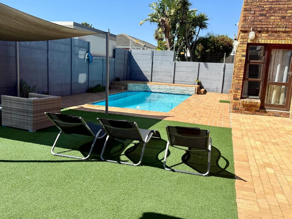 Pool view, Swimming pool, sunbed