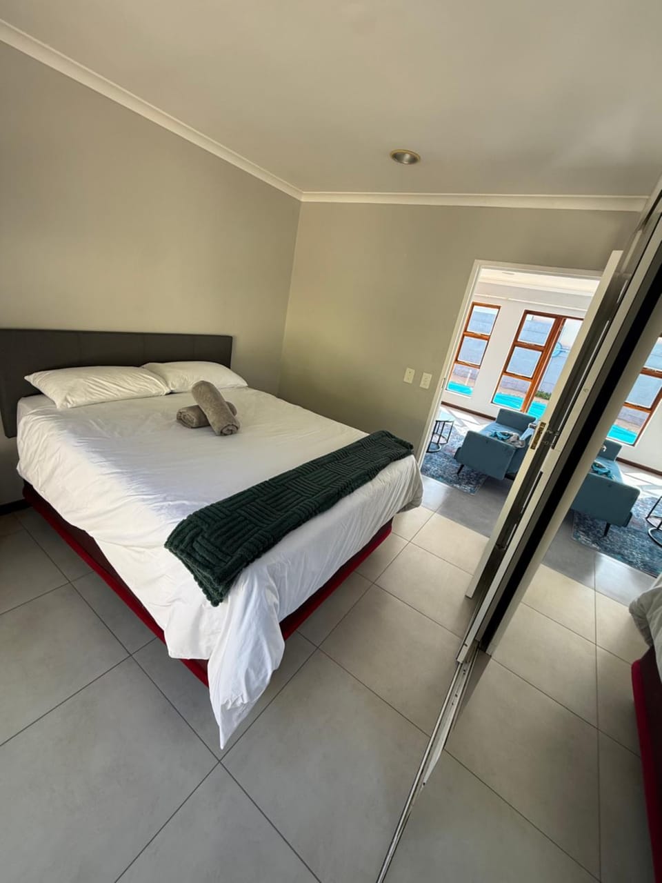 Bed, Bedroom, towels