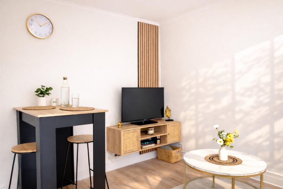 TV and multimedia, Living room, Seating area, Dining area