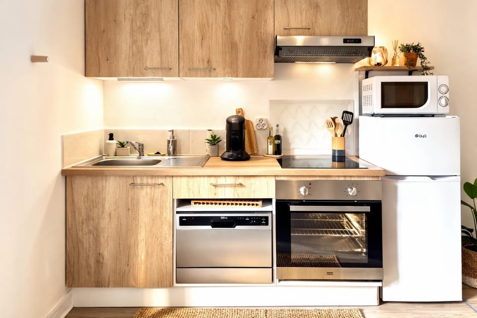 Coffee/tea facilities, Kitchen or kitchenette, dishwasher, microwave, oven, stove