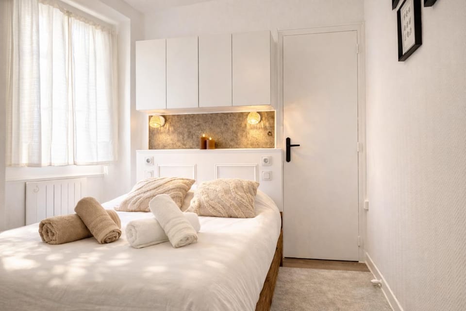 Bed, Photo of the whole room, Bedroom, towels, wardrobe