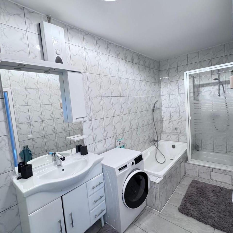 Shower, Bathroom, Bath, towels, washing machine, dryer