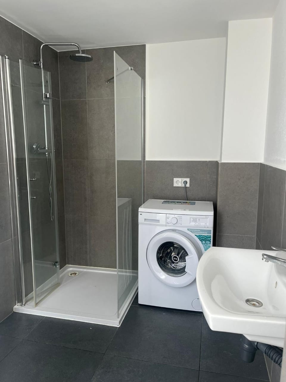 Bathroom, washing machine