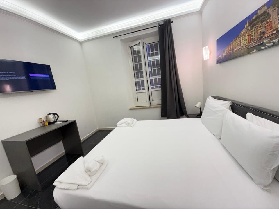 Bed, TV and multimedia, Photo of the whole room, Bedroom, towels