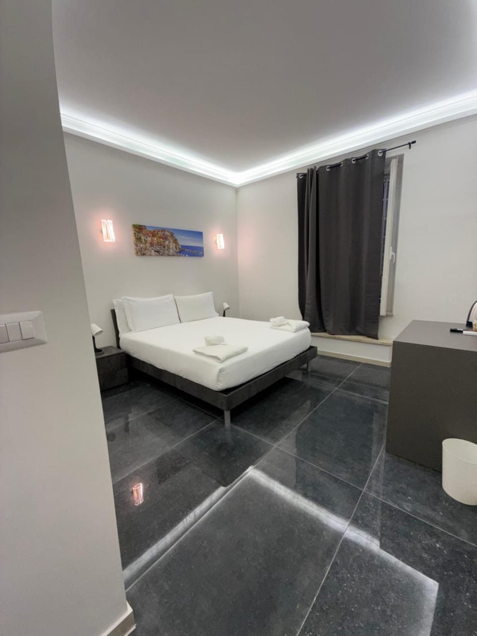 Bed, Photo of the whole room, Bedroom, towels