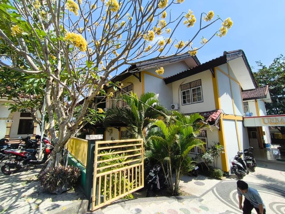 Property building, Day, Neighbourhood, City view, Location, Parking
