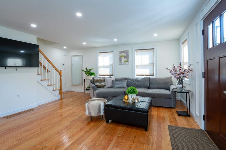 Elegant 4BR Home Yard 4 Parking in Dedham Apartment in Dedham