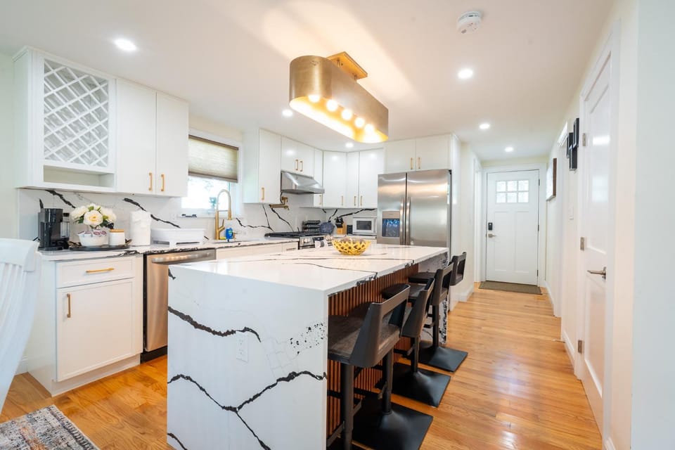 Elegant 4BR Home Yard 4 Parking in Dedham Apartment in Dedham