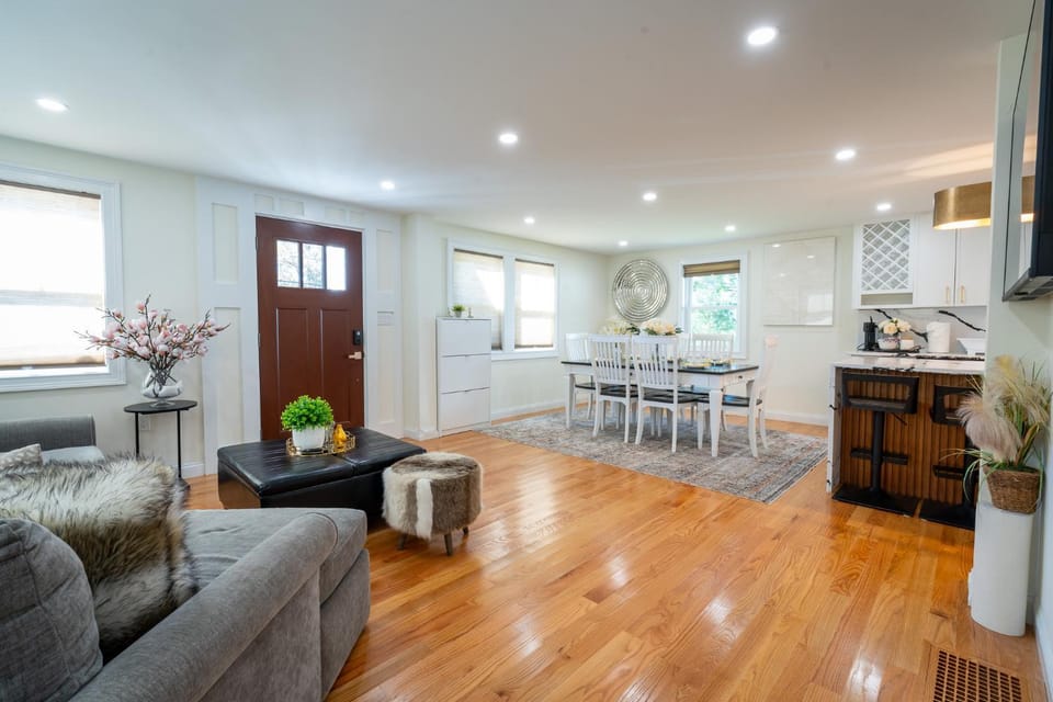 Elegant 4BR Home Yard 4 Parking in Dedham Apartment in Dedham