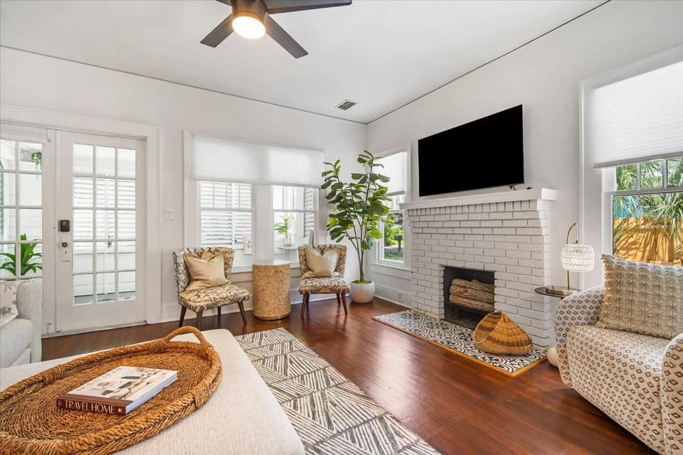 TV and multimedia, Living room, Photo of the whole room, Decorative detail, Seating area
