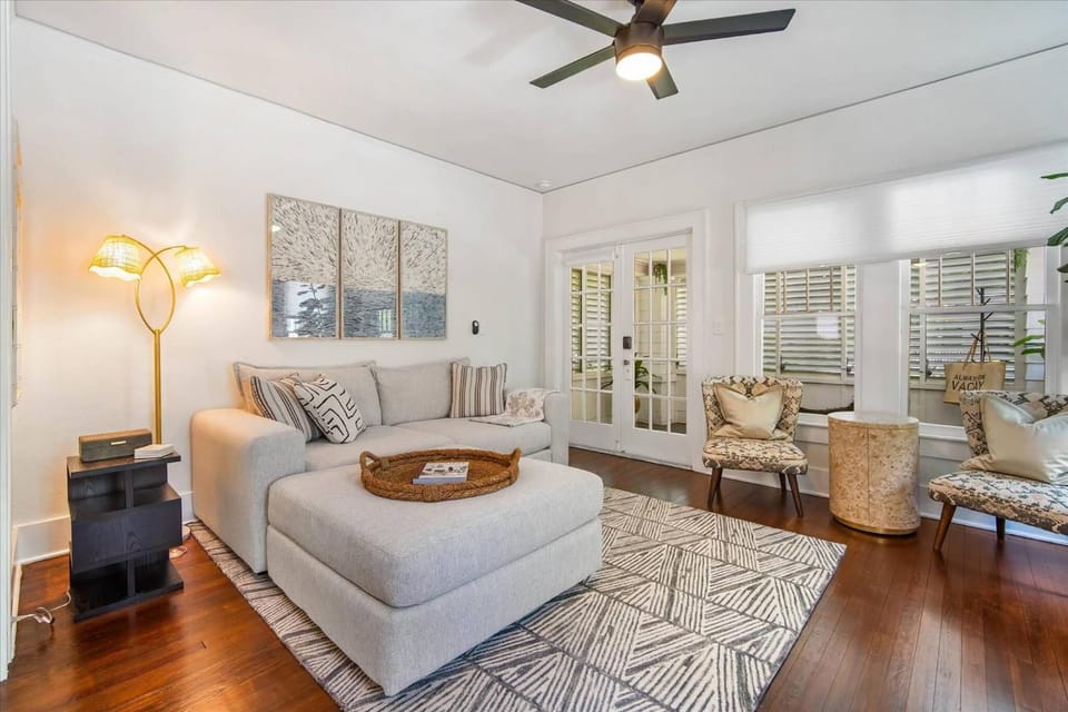 Living room, Photo of the whole room, Decorative detail, Seating area