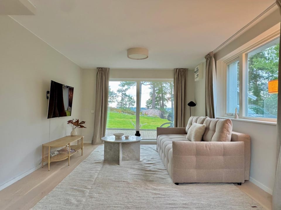 TV and multimedia, Living room, Seating area, Evening entertainment