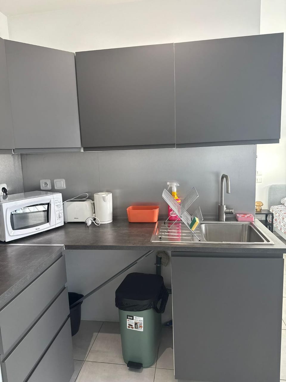 Coffee/tea facilities, Kitchen or kitchenette, stove, toaster
