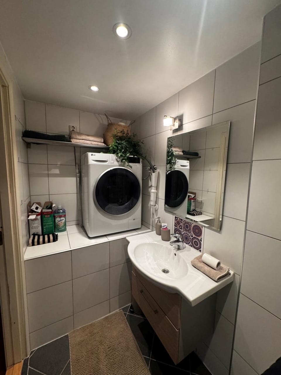 Bathroom, washing machine