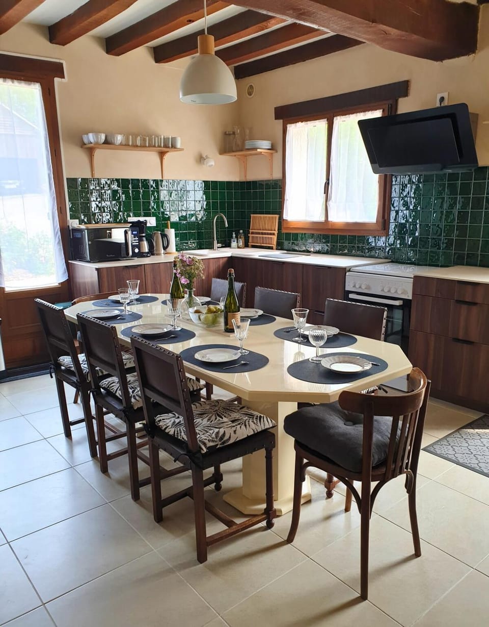 Kitchen or kitchenette, Dining area, stove