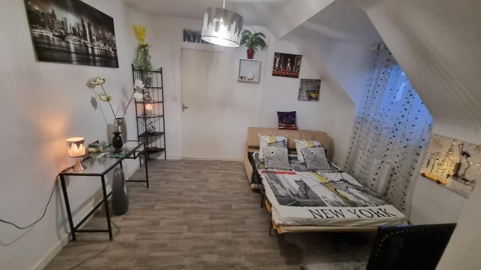 Bed, Living room