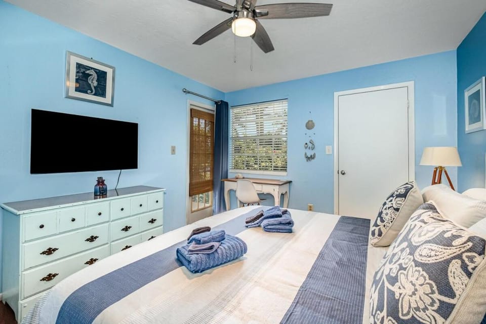 Ground Floor 2 Bdrm King Condo Close to Beach Apartment in Melbourne