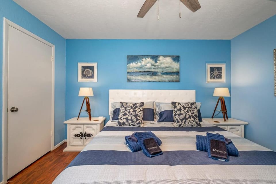 Ground Floor 2 Bdrm King Condo Close to Beach Apartment in Melbourne