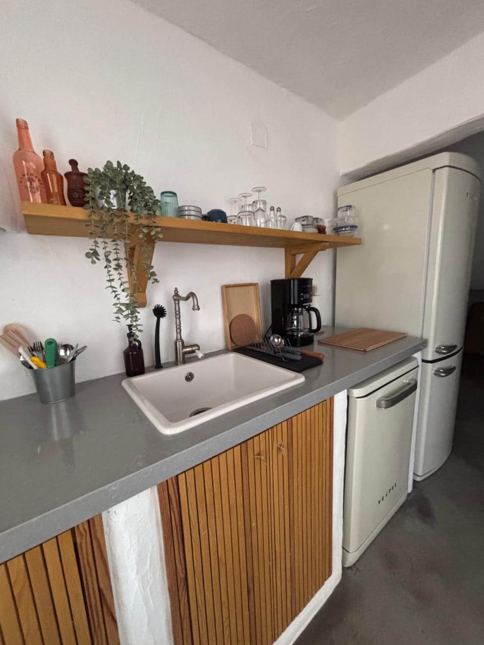 Coffee/tea facilities, Kitchen or kitchenette, dishwasher, stove