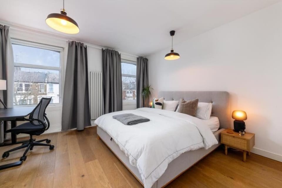 Photo of the whole room, Bedroom