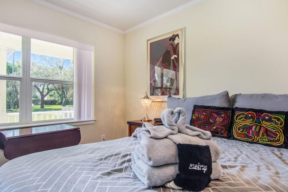 Elegant Retreat Close to Beach & Arts District House in Melbourne