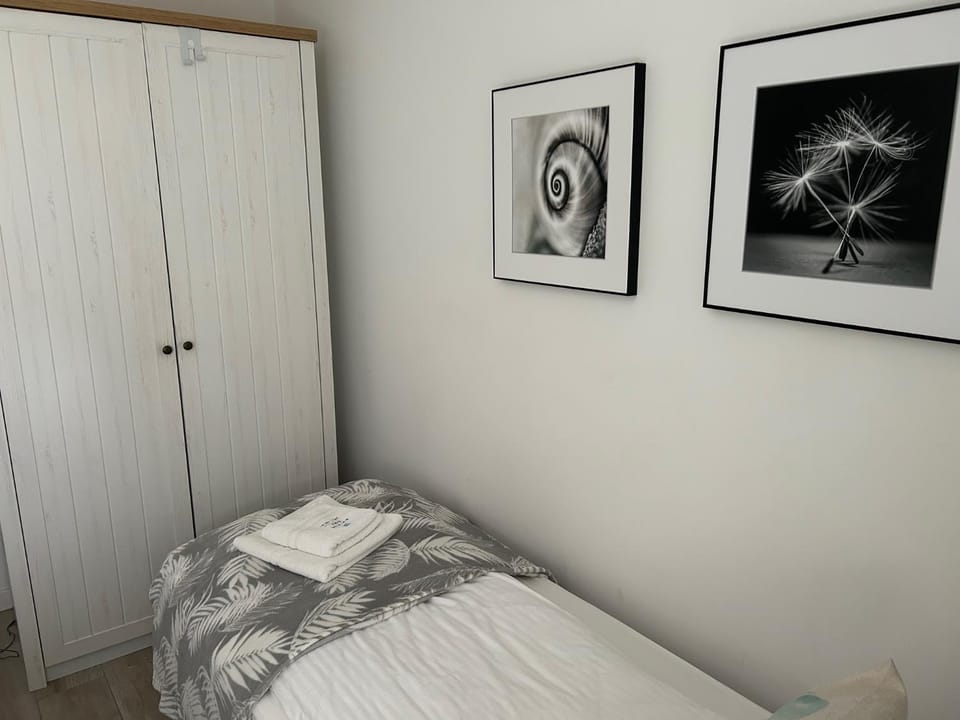 Bedroom, towels, wardrobe
