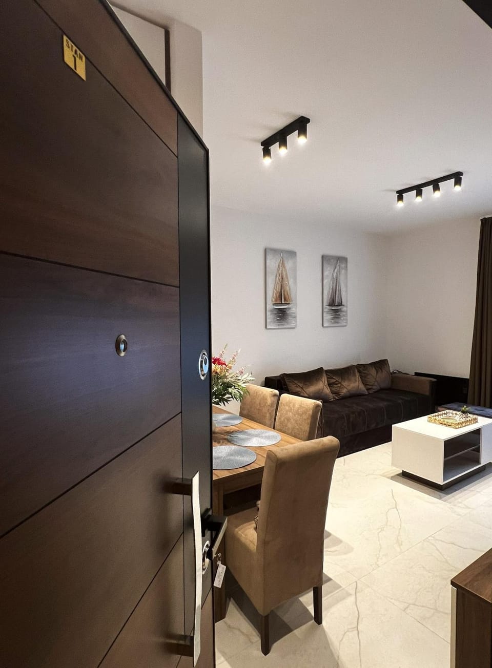 TV and multimedia, Living room, Seating area, Dining area